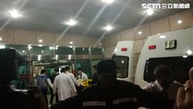 ▲黑鷹失事生還者抵達三總醫院（圖／楊晴雯攝影）