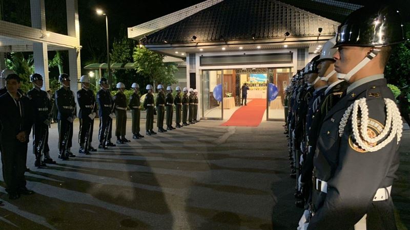 殉職將官遺體送靈堂　官兵列隊哀悼