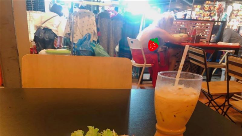 泰國嗑小吃！金髮妞木瓜炸出　網嗨爆