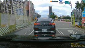  賓士,駕駛,工程車,地面支撐桿（圖／翻攝自爆怨公社）