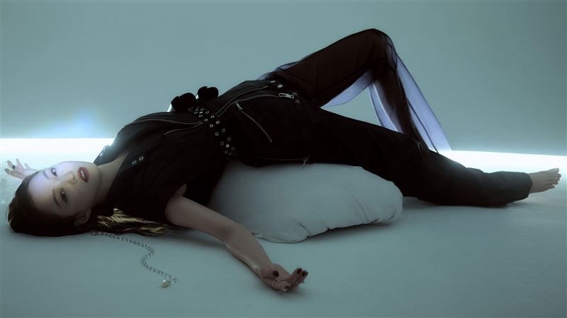 暗黑張韶涵開高叉⋯直角肩瘦出骨感美