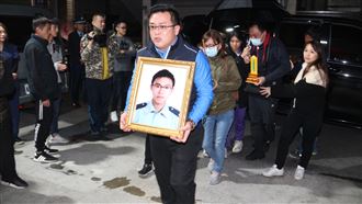 死前仍緊抱總長　殉職侍從官回家了