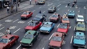 ▲張哲生分享1978年大街上五顏六色的計程車。（圖／翻攝自張哲生FB）