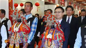 年貨大展3日登場 4天業績挑戰1.2億世貿年貨大展暨禮品贈品展3日至6日將在世貿一館展出，外貿協會董事長黃志芳（右）與朝天宮董事長蔡(口永)(得)（左）2日擔任主祭官，恭迎雲林北港朝天宮媽祖鑾座駐駕展場。（外貿協會提供）中央社記者廖禹揚傳真 108年1月2日