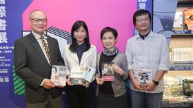 台北書展大獎　朱亞君獲編輯獎台北書展基金會2日公布「2020台北國際書展大獎」首獎名單，寶瓶文化總編輯朱亞君（左2）以「你好，我是接體員」「人際剝削」「他們都說妳應該」「比句點更悲傷」「闇黑情緒」獲得「編輯獎」。中央社記者裴禛攝　109年1月2日