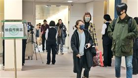 武漢不明肺炎疫情　疾管署增設檢疫站東方航空由中國大陸武漢起飛的班機，搭載80多名乘客在2日下午5時34分抵台，疾管署也在空橋門口增設簡單的檢疫站，登機檢疫後，航班旅客身體都無異狀。中央社記者吳睿騏桃園機場攝  109年1月2日