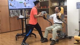 蔡炳坤體驗銀髮環狀運動器材台北市副市長蔡炳坤（右）3日在教練帶領下，體驗銀髮環狀運動器材，鼓勵長輩多運動、對抗肌少症，提升身體機能。中央社記者陳怡璇攝　109年1月3日