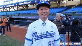 ▲富邦悍將領隊蔡承儒歡迎洪一中、郭建霖、吳俊良、黃甘霖和許峰賓新任教練團加盟。（圖／記者王怡翔攝影）