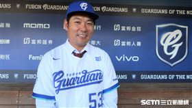 ▲富邦悍將領隊蔡承儒歡迎洪一中、郭建霖、吳俊良、黃甘霖和許峰賓新任教練團加盟。（圖／記者王怡翔攝影）