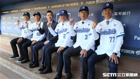 ▲富邦悍將領隊蔡承儒歡迎洪一中、郭建霖、吳俊良、黃甘霖和許峰賓新任教練團加盟。（圖／記者王怡翔攝影）