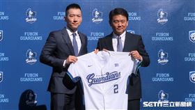 ▲富邦悍將領隊蔡承儒歡迎洪一中新任教練團加盟。（圖／記者王怡翔攝影）