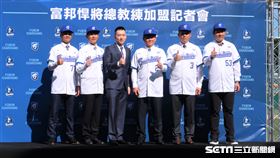 ▲富邦悍將領隊蔡承儒歡迎洪一中、郭建霖、吳俊良、黃甘霖和許峰賓新任教練團加盟。（圖／記者王怡翔攝影）