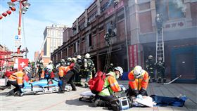 北市辦年貨大街消防演習（1）台北市迪化年貨大街10日登場，為確保民眾購物環境，消防局3日特別在年貨大街開賣前舉辦防災宣導及救災演習，讓民眾安心買年貨過好年。中央社記者張皓安攝　109年1月3日