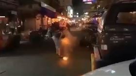 跨年放煙火竟反被炸！英男臉遭轟爛當場慘死…驚悚畫面曝光（圖／翻攝自臉書）