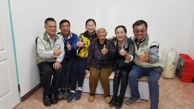 志工送暖修屋　七股阿嬤歡喜入新厝