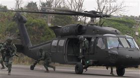 陸軍特戰四營從UH-60M黑鷹直升機進行機降、繩降，協力特戰官兵發起攻堅戰鬥。（記者邱榮吉/彰化拍攝）