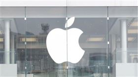 蘋果2日股價上漲2.3%收300.35美元，在股票分拆後首度超越300美元關卡。（中央社檔案照片）