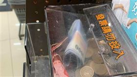 便利商店,愛心捐款箱,捐贈,鈔票,千鈔,做好事(爆廢公社)