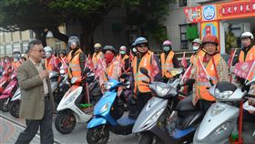 澎湖環保騎士隊成軍整理市容（1）澎湖縣「環保騎士隊」3日聚集在澎湖縣政府前廣場，在縣長賴峰偉（前左）一一點將後，首批46名成員的「環保騎士隊」正式啟動，未來將在市區各路段打掃髒亂，維護市容整潔。中央社　109年1月3日