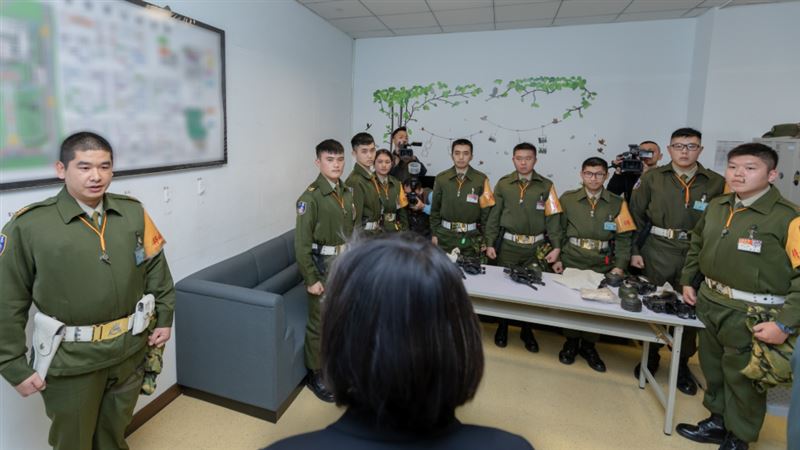 蔡英文PO視察國軍照：我們一起加油