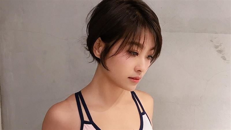 小嫻擺脫婚變曝新歡？穿情侶裝被抓到