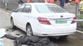 跨年夜加班到凌晨！多元計程車司機收工趕回家…下秒「緊握方向盤猝死」車內(圖/翻攝自看看新聞)