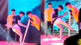 表演,木棍,木板,泰拳,大陸,道具,材質,跆拳,武術,大學,社團, 圖／翻攝自YouTube