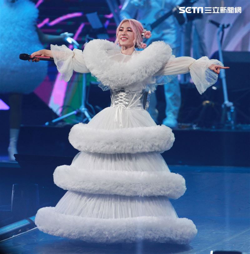 蔡依林舉辦「Ugly Beauty｣巡迴演唱會來到第四場，蔡依林化身發條爆乳雪姬。（記者邱榮吉/攝影）