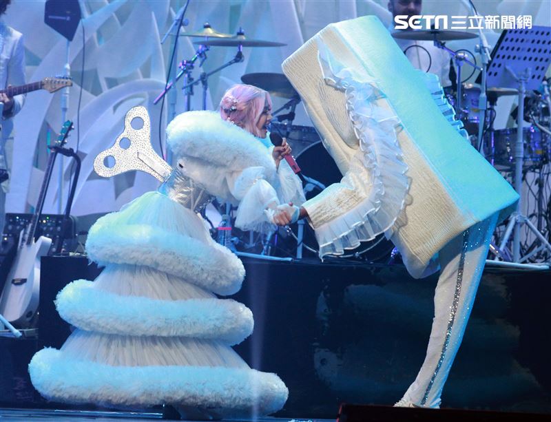 蔡依林舉辦「Ugly Beauty｣巡迴演唱會來到第四場，蔡依林化身發條爆乳雪姬。（記者邱榮吉/攝影）