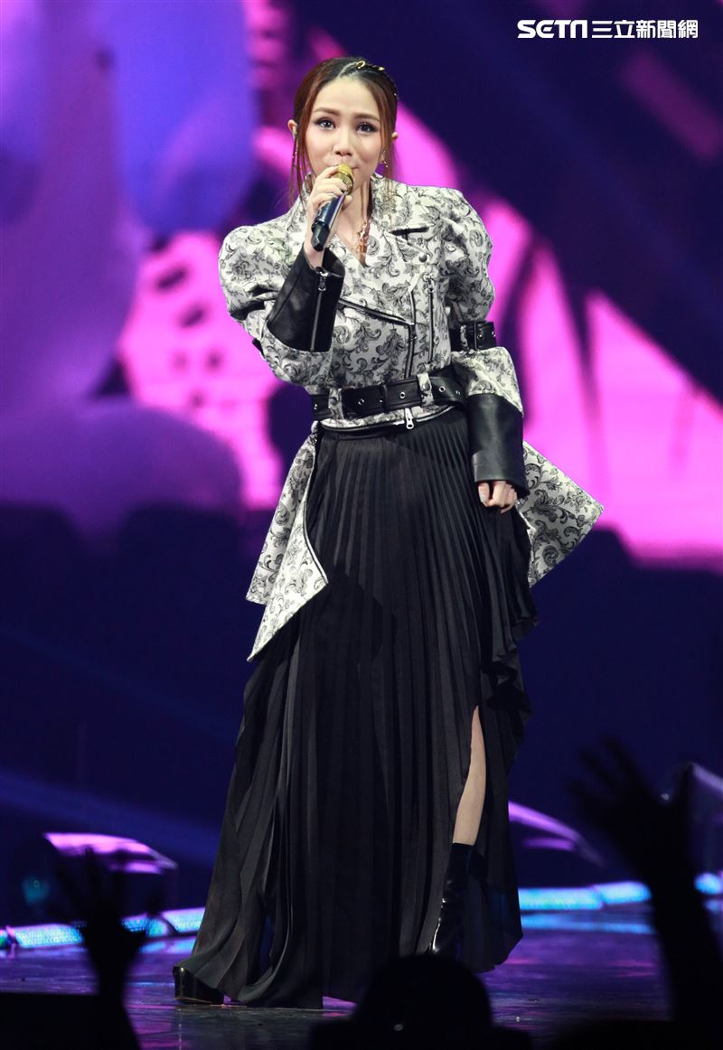 蔡依林舉辦《Ugly Beauty》巡迴演唱會來到第四場，邀請鄧紫棋。（記者邱榮吉/攝影）
