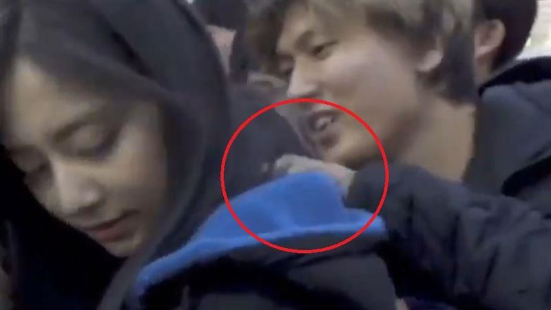 周子瑜遭鹹豬手亂摸！表情害怕藏不住