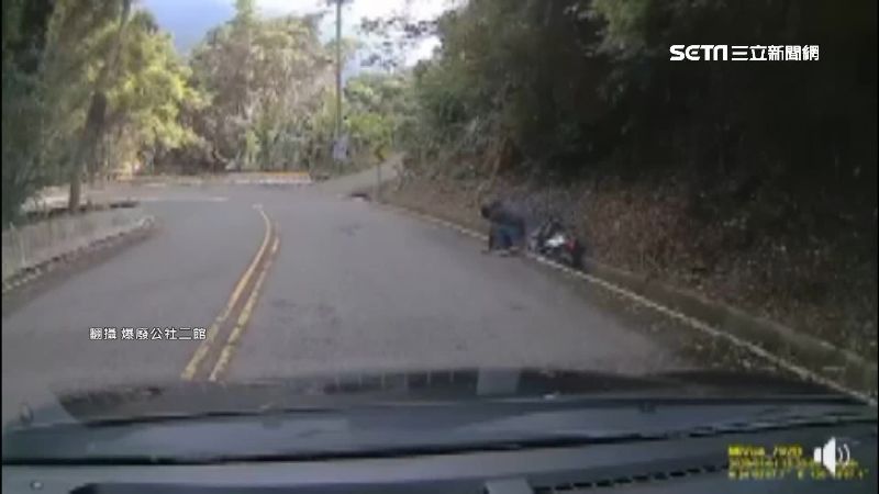 騎士過彎直撞山壁　旋轉跳躍完美落地