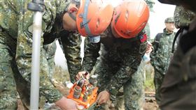 今日上午尋獲的「失事殘存飛行資料紀錄器FDR」(黑盒子)，提供各位參考運用。（圖／國防部提供）