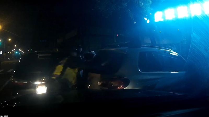 影片曝光！男拒檢衝撞警開22槍仍逃