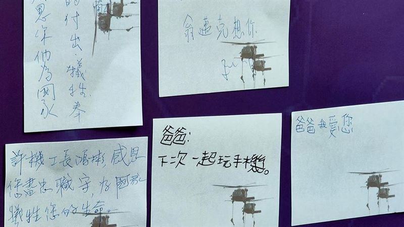 鼻酸！黑鷹遺孤留言：爸爸一起玩手機