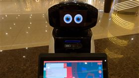 菲律賓商場用台灣AI機器人帶消費者逛街菲律賓大型購物中心引進台灣製造的AI機器人，民眾只要輸入店名，就能依據路線找到店家位置，省時又省力。中央社記者陳妍君馬尼拉攝 108年11月12日