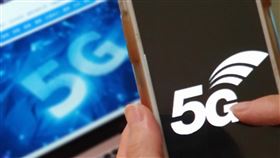 5G競標大戰 美系外資：台灣電信商陷入囚犯困境台灣首次5G頻譜競標大戰180回合，美系外資形容台灣電信商陷入「囚犯困境」，創下全球3.5GHz頻譜取得價值的新紀錄。中央社記者江明晏攝　109年1月4日　5G手機示意圖