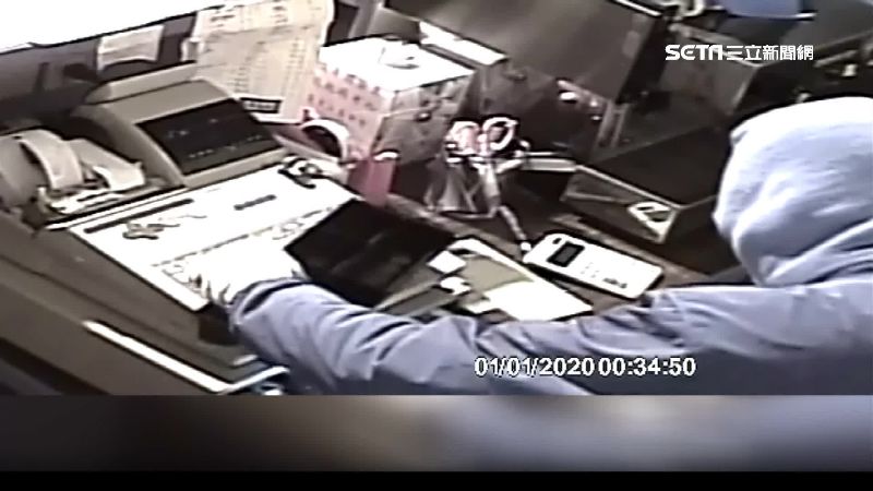 趁人潮跨年去　頭套男夜闖咖啡廳行竊