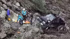 花蓮縣卓溪鄉吉普車墜谷（1）花蓮縣卓溪鄉4日凌晨發生吉普車墜谷意外，一名輕傷乘客自行脫困後，徒步走近3小時到山下求救，其餘4人經救難人員救起後送醫治療。（花蓮縣消防局提供）中央社記者張祈傳真　109年1月4日