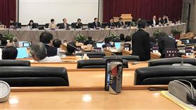 台大學生直播校務會議　遭管中閔制止台灣大學4日召開校務會議，學生會以手機（飲料罐旁）直播，遭校長管中閔制止。中央社記者陳至中台北攝　109年1月4日