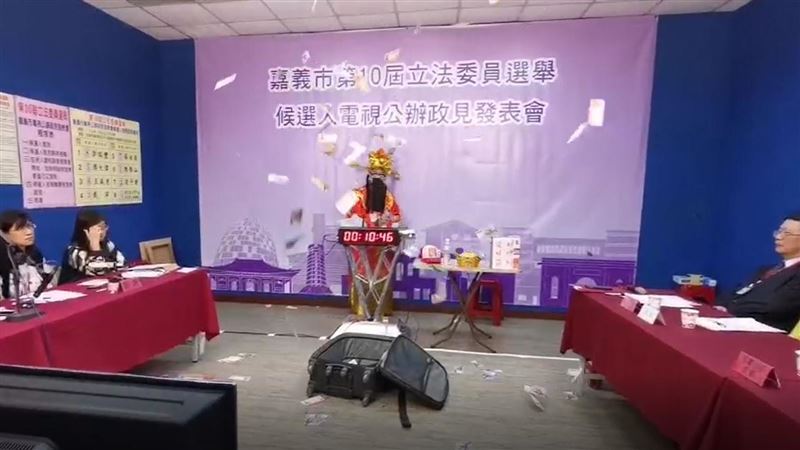 台灣阿成又來了　政見會撒玩具鈔唱歌