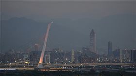 空污季減少戶外活動10月空污季來臨，4日上午有多個測站達到不良等級，環保署表示，中部空氣品質恐達紅色警示等級，對所有族群不健康，宜減少在戶外活動，北部則為橘色提醒等級。圖為北市4日傍晚景觀。中央社記者徐肇昌攝  108年10月4日