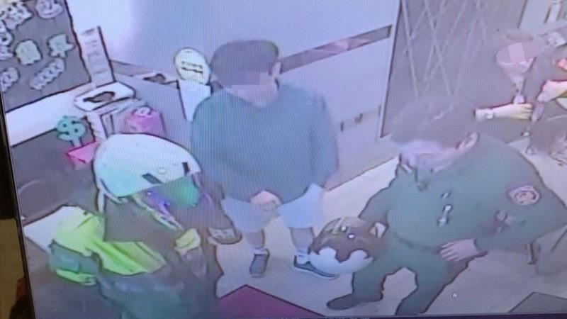 小鮮肉洗「霸王頭」哭喊：我情緒不穩
