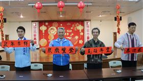 馬公市長葉竹林響應揮毫送春聯活動農曆春節腳步近，澎湖縣馬公市公所4日邀請澎湖縣書法學會多名書法家，現場揮毫寫春聯供民眾索取，馬公市長葉竹林（左2）也到場參與，親自寫下吉祥話。中央社  109年1月4日