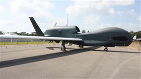 伊朗並非塔利班或IS  美軍無人機不再吃香美軍無人機向來在對抗塔利班（Taliban）與伊斯蘭國（IS）這類衝突時扮演重要工具。但一架美軍「全球之鷹」無人機遭伊朗擊落，凸顯無人機面對擁有尖端武器敵人時的侷限。圖為美軍的全球之鷹無人機。中央社陳亦偉攝  108年6月25日