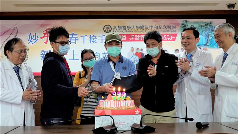 男接受手臂異體移植　出院現可抓球體