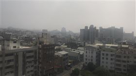 彰化縣空氣品質不佳彰化縣4日多個空氣品質監測站測得的空品指標達紅色警示等級及橘色提醒等級，從彰化縣政府樓頂觀看整個彰化市區，呈現一片霧茫茫。中央社記者吳哲豪彰化攝　109年1月4日