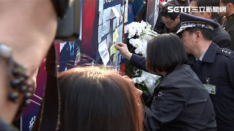 二度赴追思會！小英親自貼上官兵留言