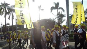 2020工鬥勞工遊行登場（1）「2020工人鬥總統 全國勞工大遊行」4日下午從國民黨中央黨部前集結出發，約於3時40分抵達終點立法院，多個工會團體響應參與，以行動表達訴求。中央社記者吳欣紜攝　109年1月4日