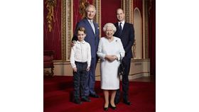 照片中女王一襲白色洋裝，挽著招牌黑色手提包，查爾斯王子（Prince Charles）和威廉王子（Prince Willam）身著西裝，而喬治小王子（Prince George）則穿著白襯衫搭配綠色格紋長褲。（圖／翻攝自facebook）